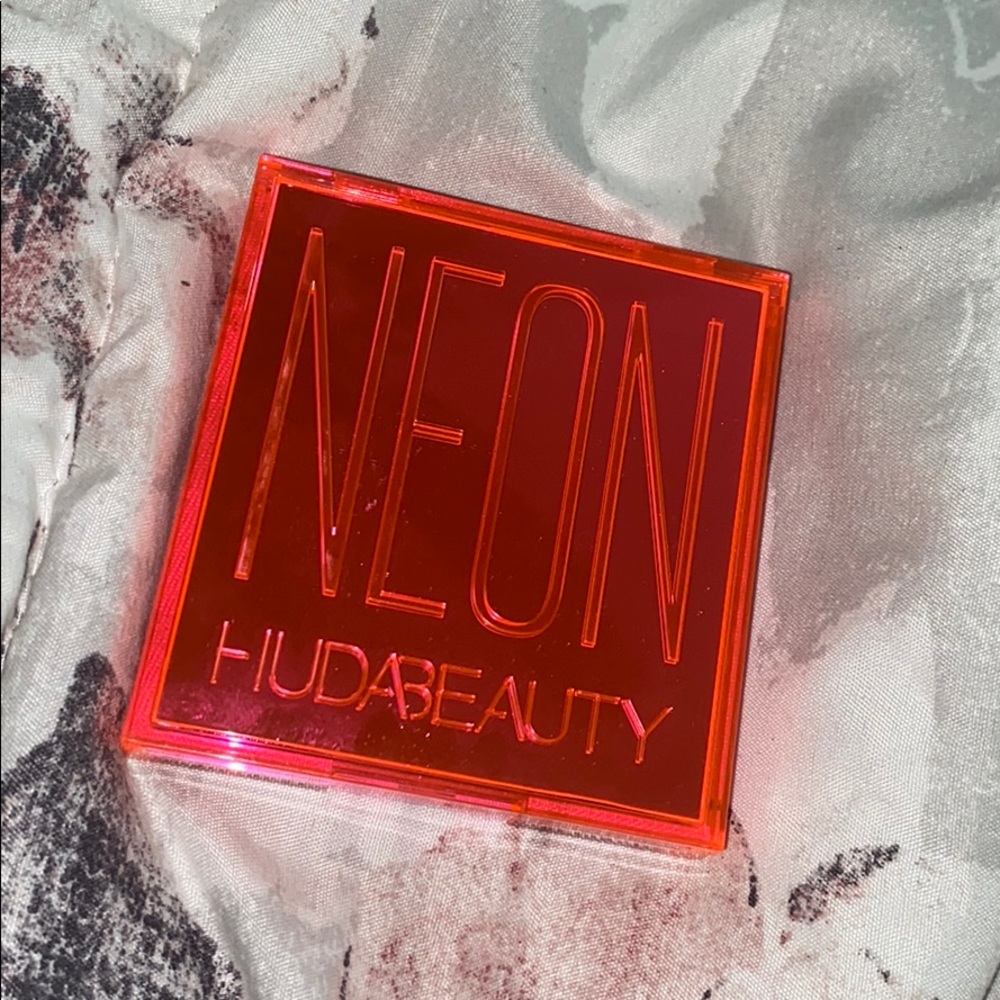HUDA neon eyeshadow palette